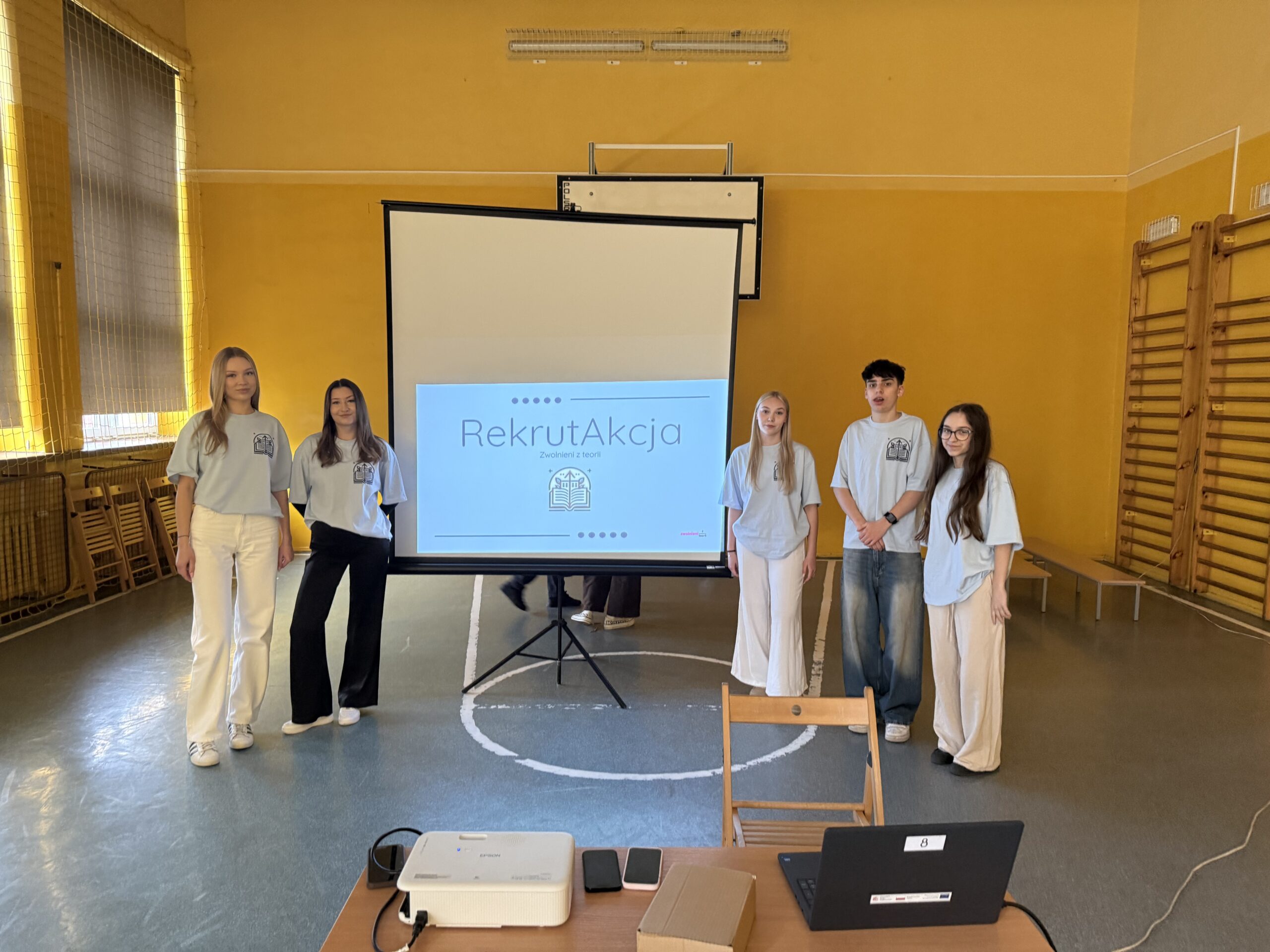 Zwolnieni z Teorii: RekrutAkcja w Dębem Wielkim